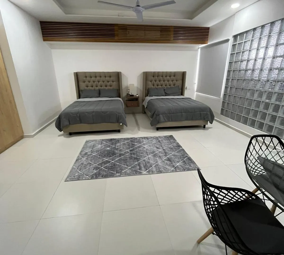 Black & White Lock Off Room Playa del Carmen Appartement